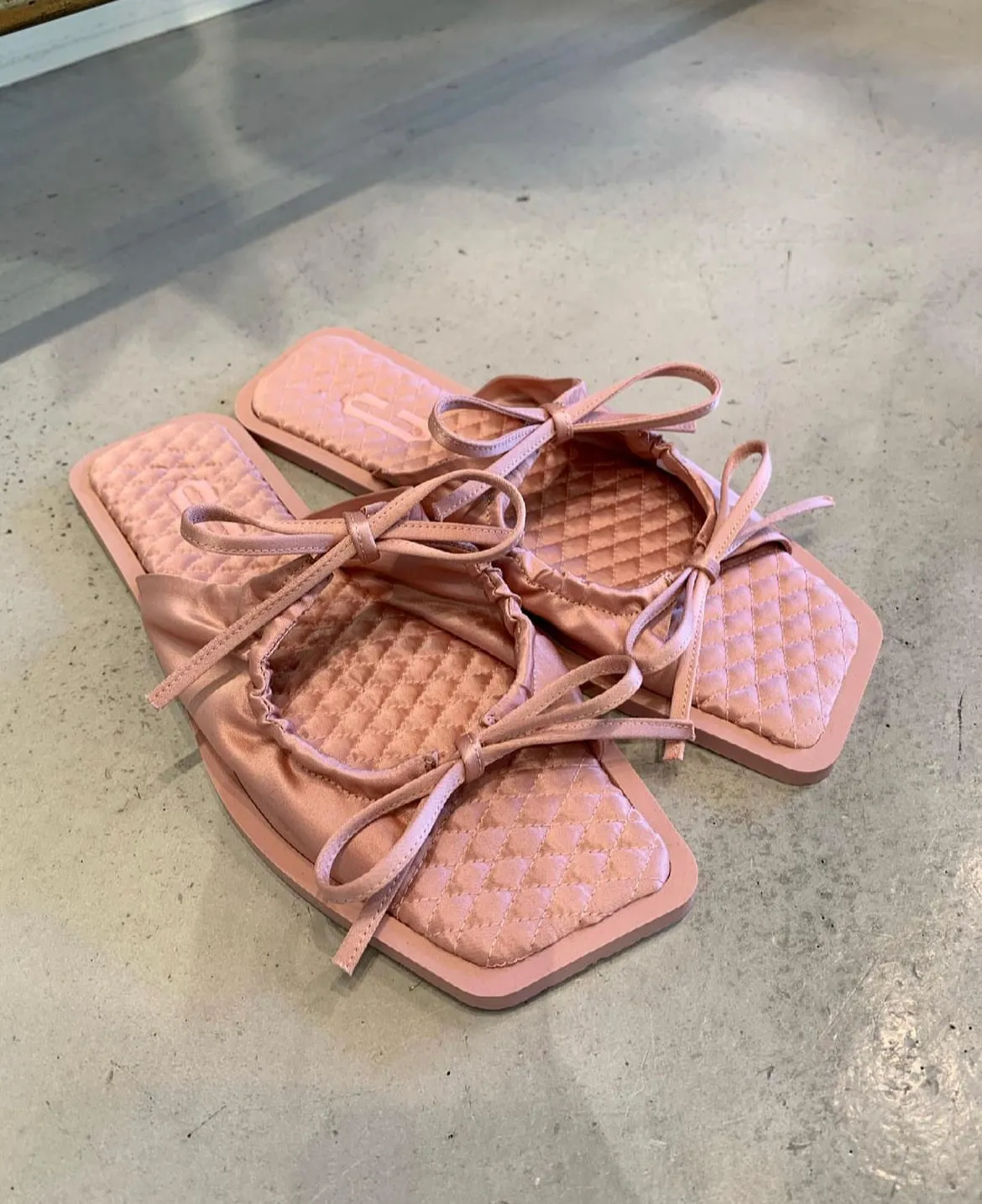 SATIN SLIDES - BLUSH POUDRE